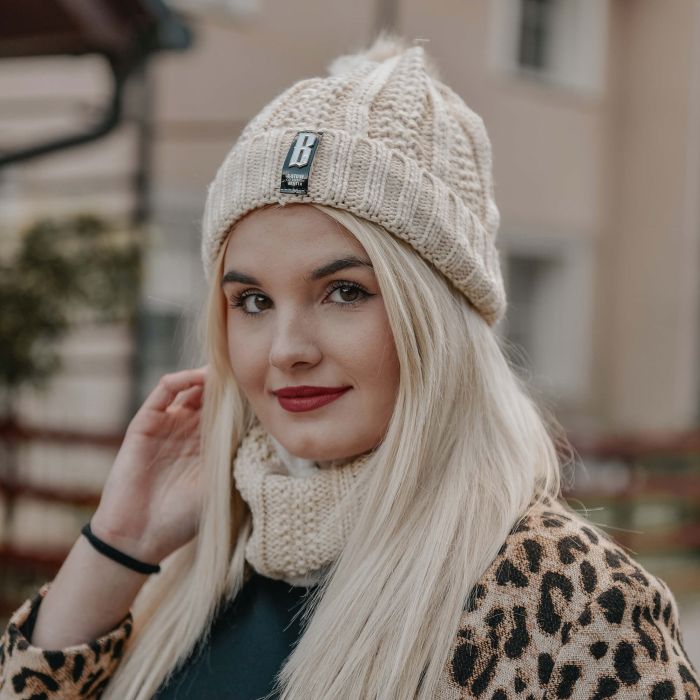Komplet dámské čepice a nákrčníku