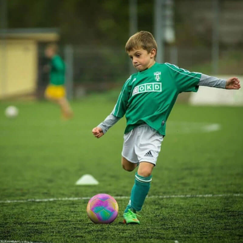 Odblaskowa piłka futbolowa